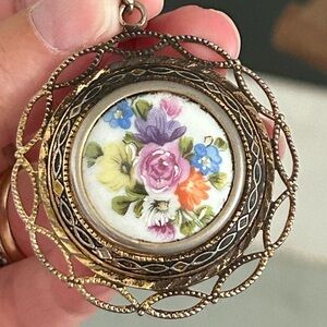 4/$100 vintage 1960 Floral Pendant with Gold-Tone Frame 💜